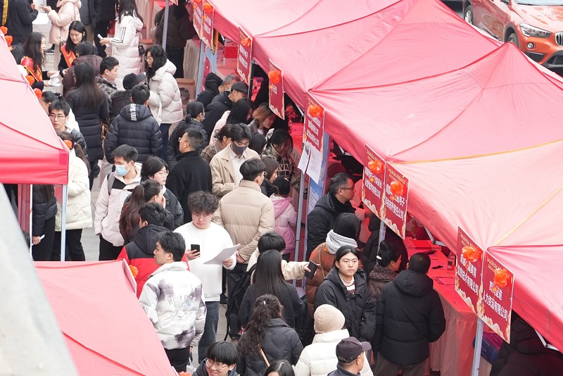 “百米小巷”人潮涌動(dòng)！瑞方人力助力2025年武侯區(qū)春風(fēng)行動(dòng)專場招聘會(huì)“開門紅” 第7張